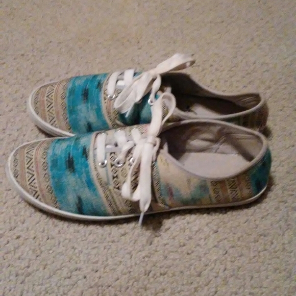 Shoes - Picture 2 of 7